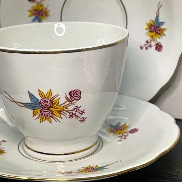 (small chips) Cmielow 2 Teacups & 4 Saucers Set - Picture 6 of 10